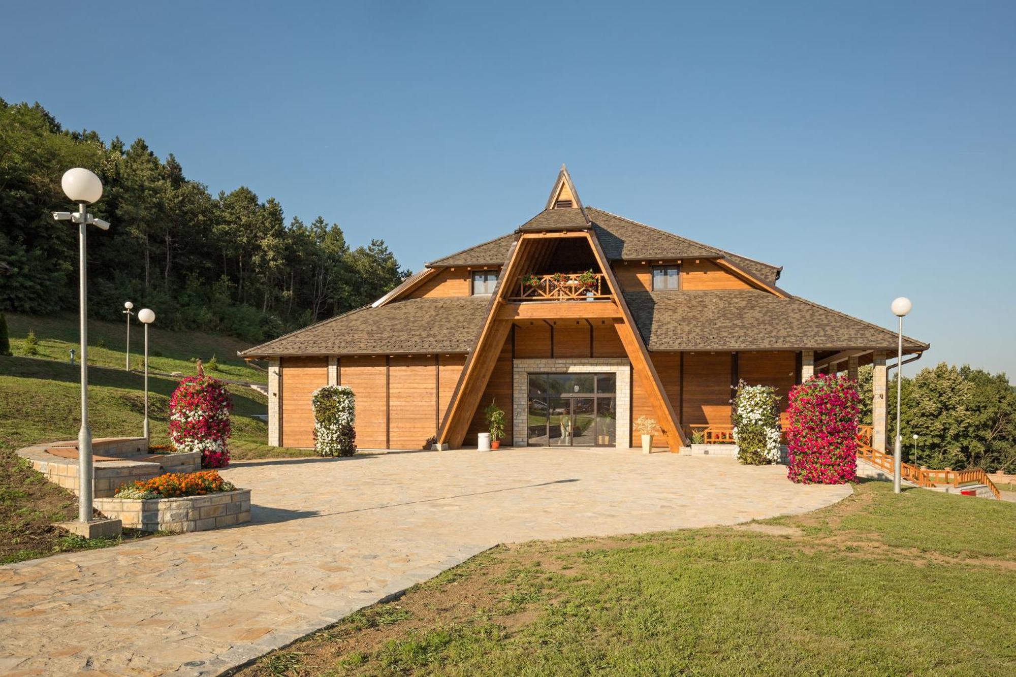 Hotel Etno Naselje Vrdnicka Kula Vrdnik Exterior foto