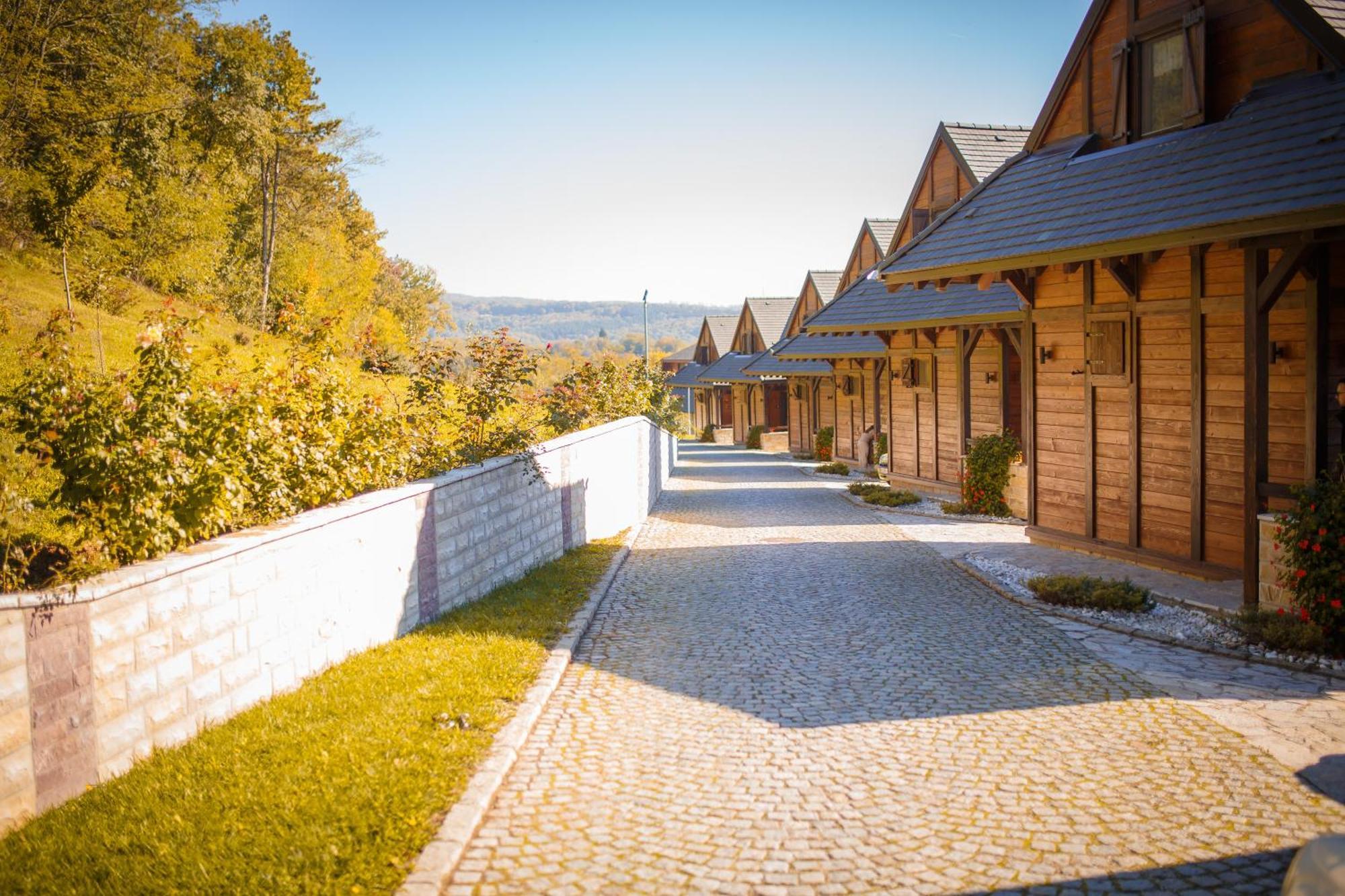 Hotel Etno Naselje Vrdnicka Kula Vrdnik Exterior foto